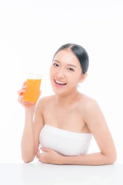 美しいアジアの女性かわいい女の子は コピースペースで白い背景に健康のための幸せな飲酒オレンジジュースを感じる ライフスタイルの美しさの女性の健康的なコンセプト — ストック写真