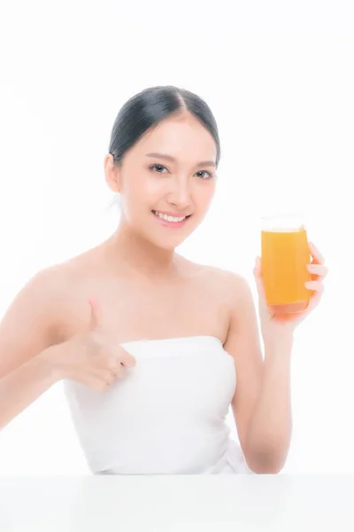 아름다운 아시아 여성귀여운 소녀는 공간을 배경으로 배경의 건강을 오렌지 주스를 — 스톡 사진