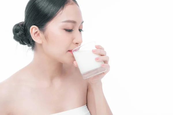 美容女性アジアのかわいい女の子は白を背景に午前中に健康のための幸せな飲料牛乳を感じる ライフスタイル美容女性のコンセプト — ストック写真