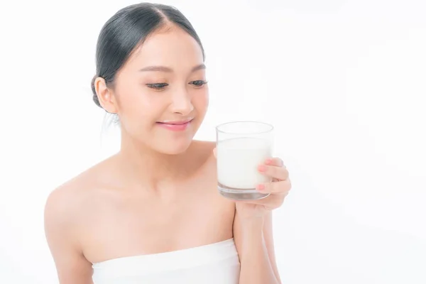 美容アジアの女性かわいい女の子は白い背景に午前中に健康のための幸せな飲料牛乳を感じる ライフスタイルの美しさの女性のコンセプト — ストック写真