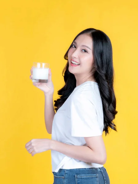 아시아 인귀여운 소녀는 아침에 배경으로 건강을 우유를 마시는 행복하게 느낀다 — 스톡 사진