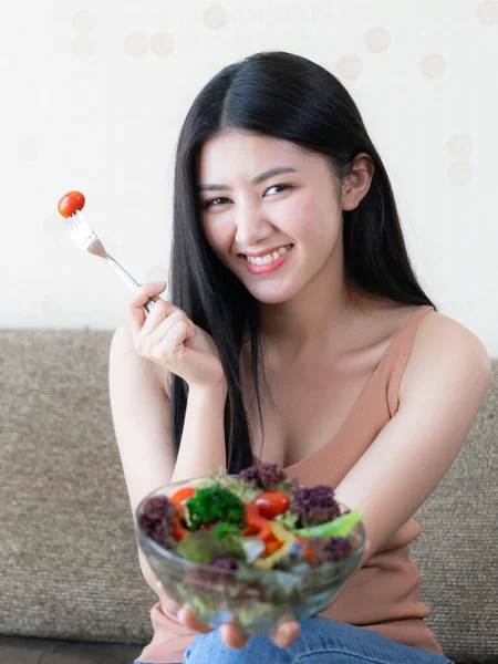 방식아름다운 아시아귀여운 아가씨는 아침에 건강을 샐러드와 오렌지 주스를 먹는다 — 스톡 사진