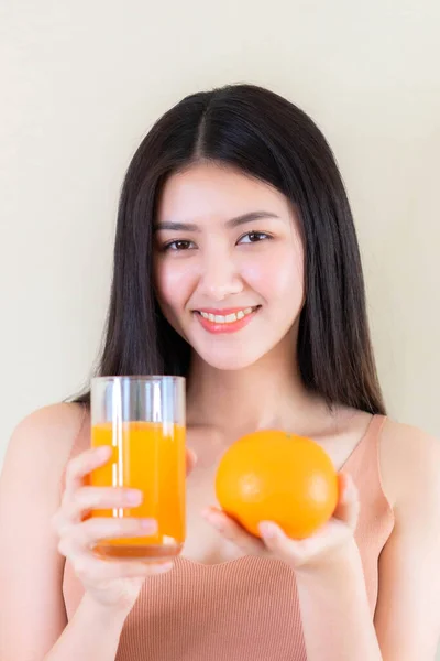 Красивая Красотка Азиатская Милая Девушка Чувствовать Себя Счастливой Питьевой Апельсиновый — стоковое фото