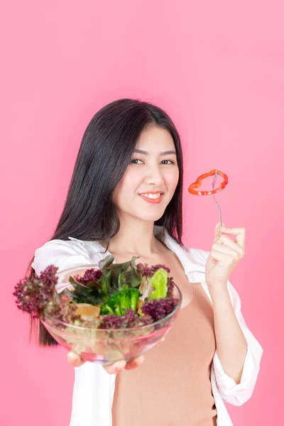 아시아의 아름다운 귀여운 배경의 건강을 샐러드를 행복하게 여긴다 라이프 스타일의 — 스톡 사진