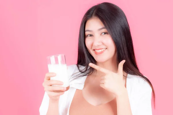 美しいアジアの女性かわいい女の子はピンクの背景に朝の健康のための幸せな飲料牛乳を感じる ライフスタイルの美しさの女性のコンセプト — ストック写真