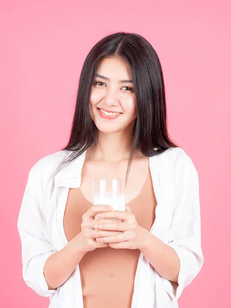 아시아인귀여운 소녀는 아침에 배경을 가지고 건강을 우유를 마시는 행복하게 여긴다 — 스톡 사진