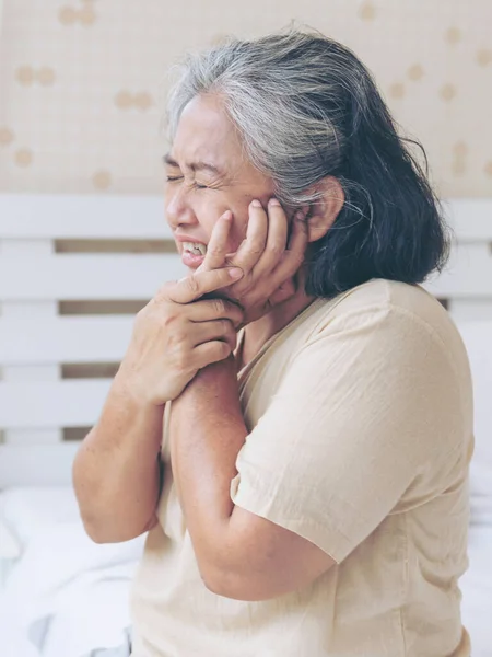 Yatakta Yaşlı Hastalar Asyalı Yaşlı Kadın Hastalar Baş Ağrısı Tıbbi — Stok fotoğraf