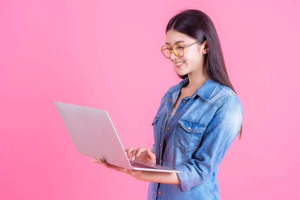 Lifestyle Beautiful Asian Business Young Woman Using Laptop Computer Online — Foto Stock