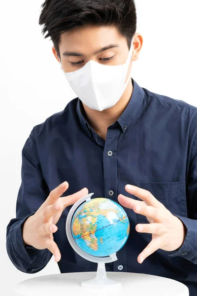 Homme Asiatique Portant Masque Visage Tenant Carte Monde Carte Main — Photo