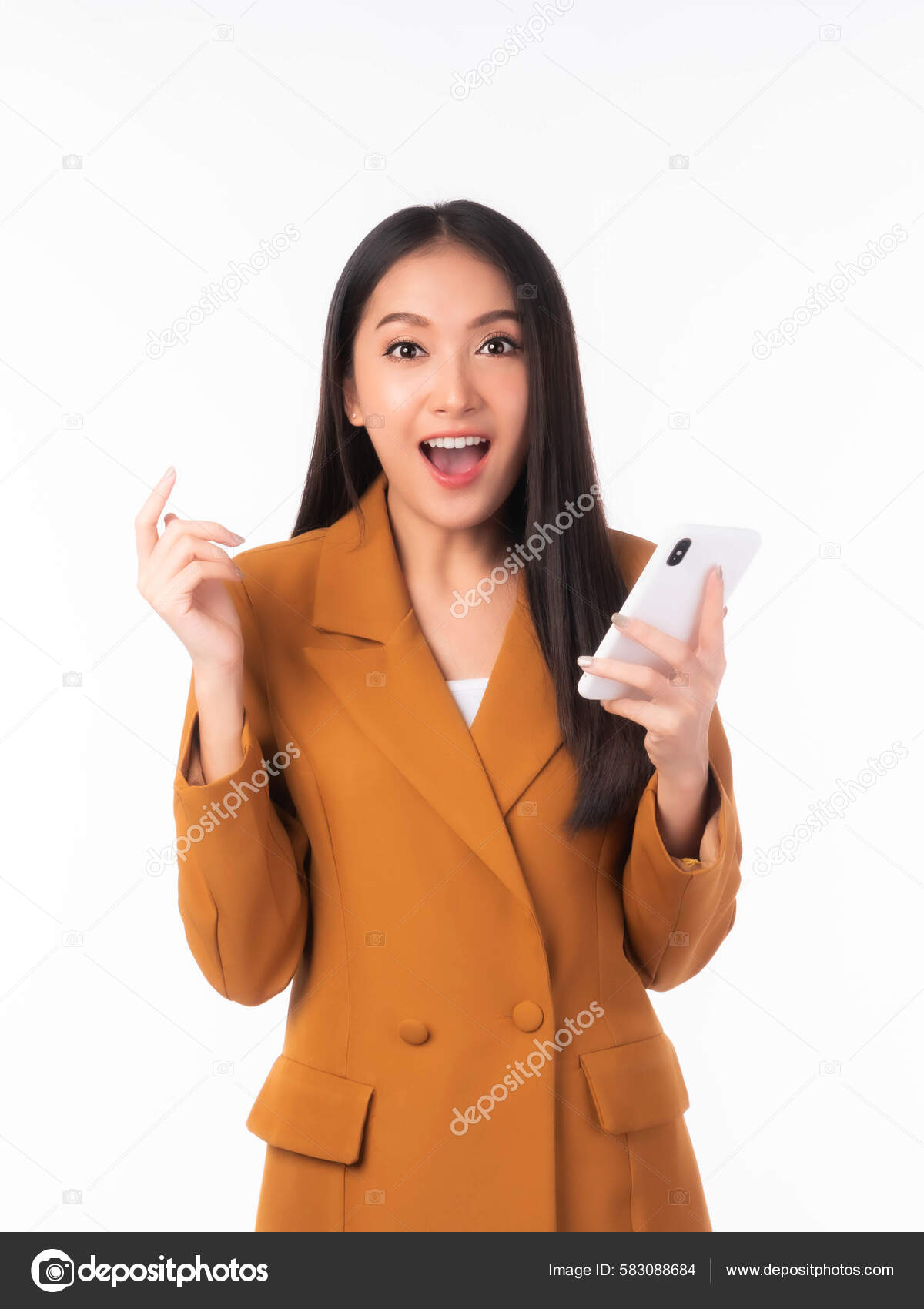 Красивая Азиатка Милая Девушка Играет Смартфон Изолирован Белом.