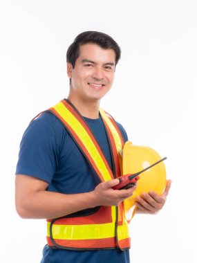 Elinde sarı miğfer ve megafon tutan genç mimar, beyaz arka planda izole bir şekilde duran kollarını fotokopi aletiyle birleştirdi.