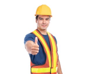 Sarı miğfer takan genç mimar, beyaz arka planda izole edilmiş bir şekilde baş parmağını kaldırıyor.