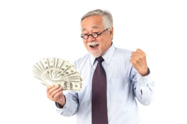 İşletme son sınıf zengin Asyalı kıdemli adam, yaşlı adam, Amerikan dolarlarını elinde tutan beyaz arka plan, kıdemli başarı iş konsepti  