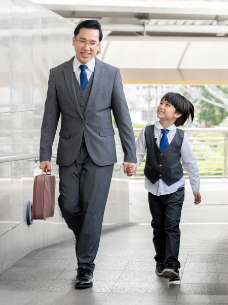 儿子牵着爸爸的手在商业区城市 爸爸和儿子快乐的亚洲家庭理念 — 图库照片