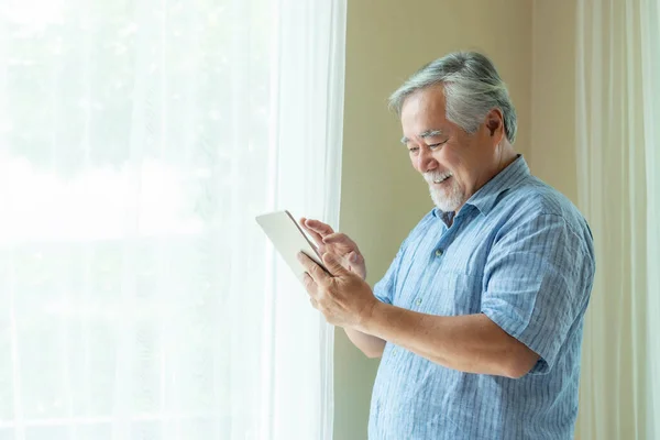 Senior Man Γέρος Χρησιμοποιώντας Ένα Smartphone Tablet Υπολογιστή Χαμογελώντας Αισθάνονται — Φωτογραφία Αρχείου