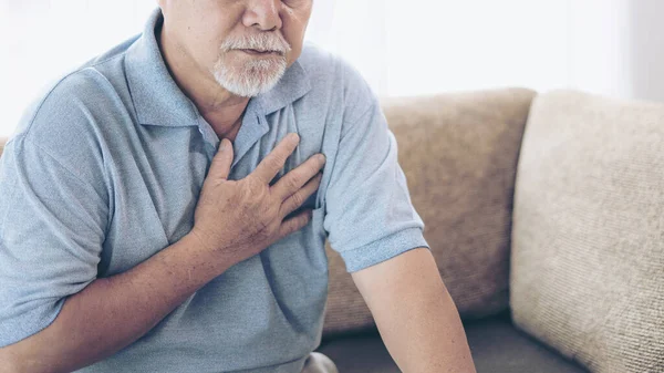 Hombre Mayor Asiático Que Sufre Dolor Pecho Ataque Corazón Casa — Foto de Stock