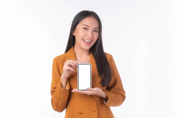 美しいアジアの若い女性 白の背景に隔離されたモバイルアプリの広告のための白い画面でスマートフォンを示す興奮した驚きの女の子 スマートフォンのディスプレイ Mock Image — ストック写真