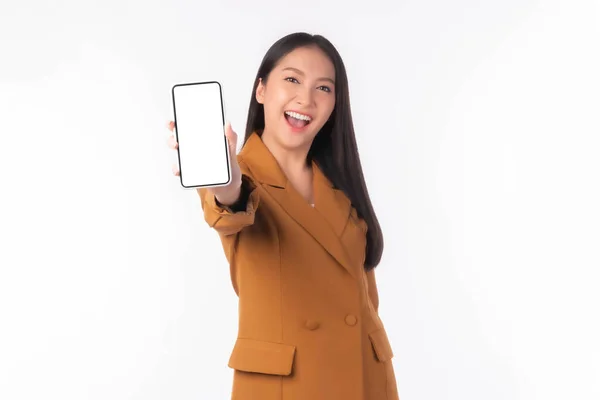 Hermosa Mujer Joven Asiática Chica Sorprendida Emocionada Mostrando Teléfono Inteligente —  Fotos de Stock