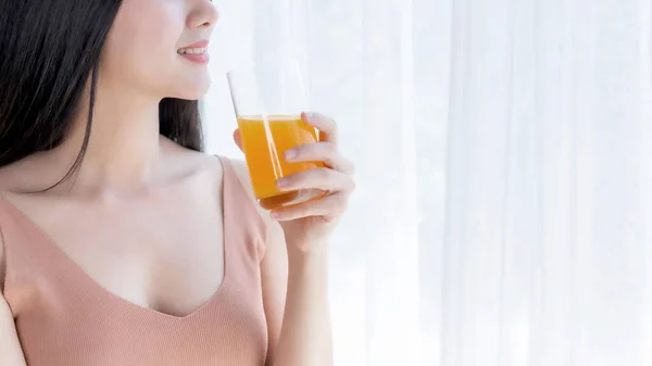 ライフスタイル美しい女性アジアのかわいい女の子は幸せな気分で食事を楽しみます 午前中に健康のためにオレンジジュースを飲みます — ストック写真