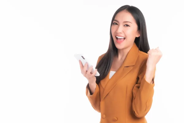 白い背景に隔離されたスマートフォンをプレイする美しいアジアの女性かわいい女の子 携帯電話はオンラインショッピングを支払うためにオンライン銀行を使用しています — ストック写真