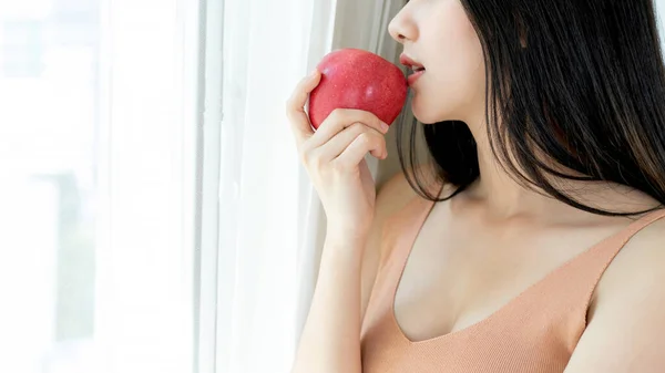 Piękne Piękno Sexy Azji Kobieta Szczupły Gospodarstwa Czerwony Jabłko Biały — Zdjęcie stockowe
