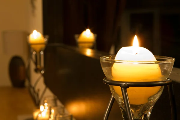 Kynttilät valaisevat olohuoneen — kuvapankkivalokuva