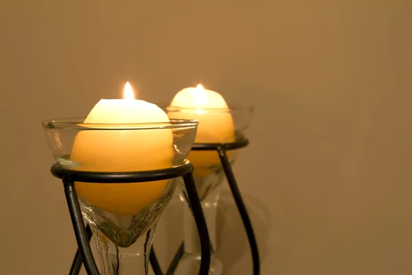 Κεριά που φωτίζεται ένα σαλόνι — Φωτογραφία Αρχείου