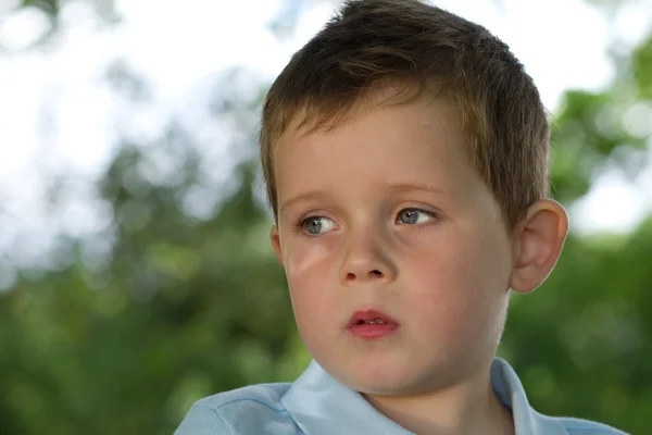 Kleine jongen op zoek naar zijn recht op platteland — Stockfoto