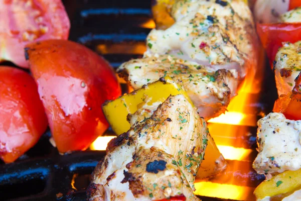 Kip en peper kebab langzaam koken op de barbecue — Stockfoto