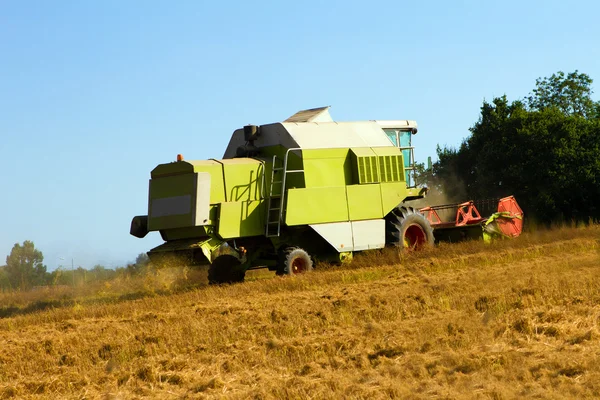 Farm vehicle cutting the crops in summer — Stock Photo, Image