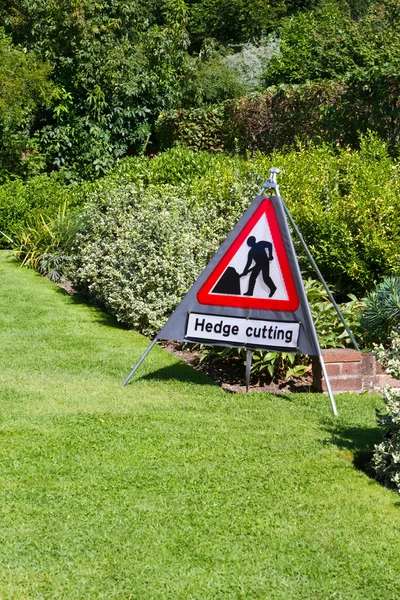 Hedge snijden teken in land tuin — Stockfoto