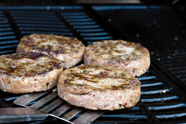 在燃气烧烤架上做饭的牛肉 quarterpounder 汉堡 — 图库照片