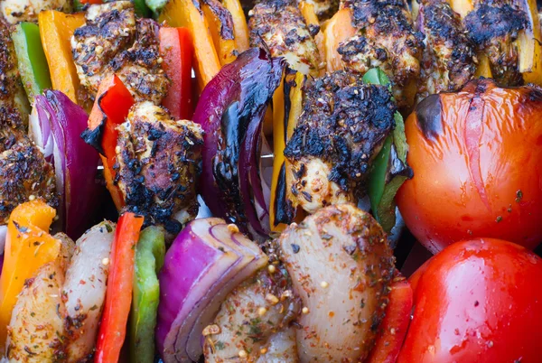 Chicken and pepper kebabs slowly cooking on the barbecue — Stock Photo, Image