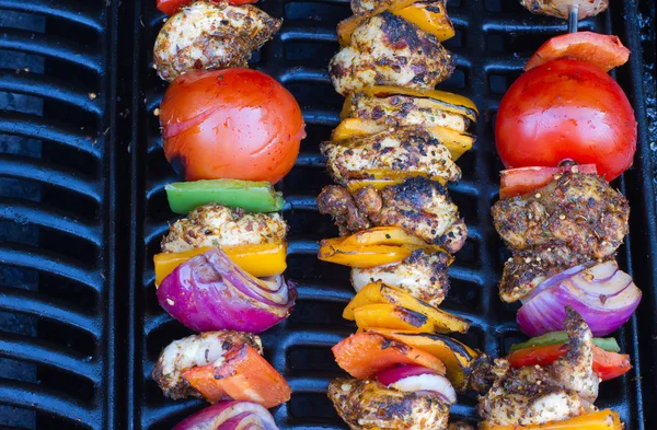 Spiedini di pollo e pepe che si cuociono lentamente sul barbecue — Foto Stock