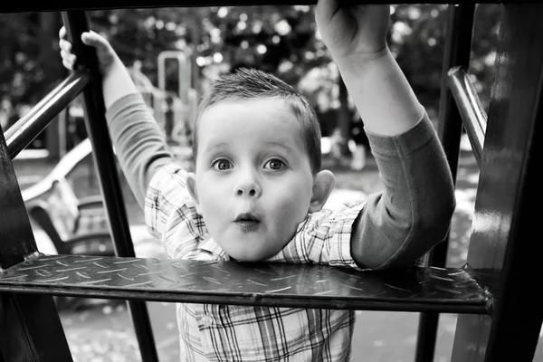 Liten pojke som leker i parken — Stockfoto