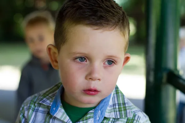 Niño triste con una nariz mocosa — Foto de Stock