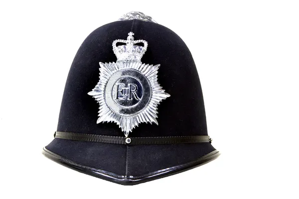 Casco de policía británico tradicional aislado en blanco — Foto de Stock