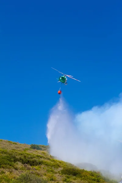 Mentőhelikopter eloltja a tomboló tűz bokor — Stock Fotó