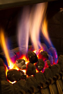 kesinlikle modern bir ev içinde yanan gaz ateşi