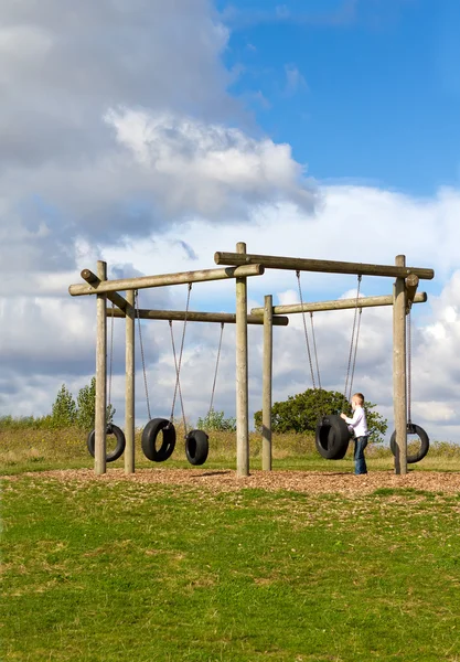 Kisfiú játszik a parkban — Stock Fotó