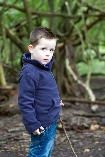 Pequeno menino triste na floresta — Fotografia de Stock