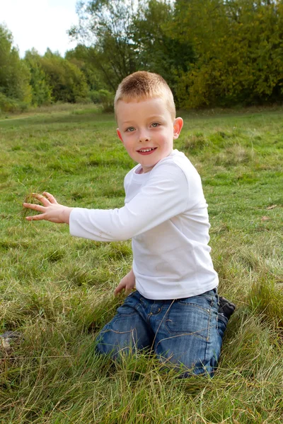 Malý chlapec hraje na venkově — Stock fotografie