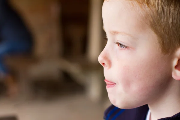 Kleine jongen denken kant profiel — Stockfoto