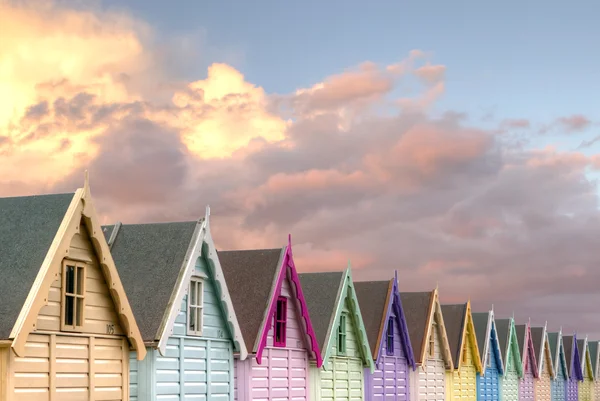 Linha de cabanas de praia céu vermelho — Fotografia de Stock