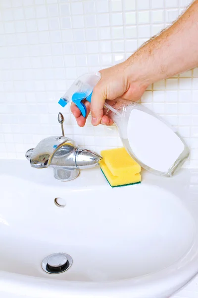 Schoonmaak badkamer wastafel met spray fles — Stockfoto