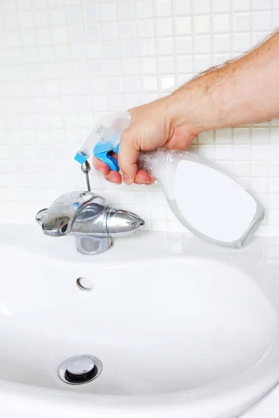 Cleaning bathroom sink with spray bottle — Stock Photo, Image