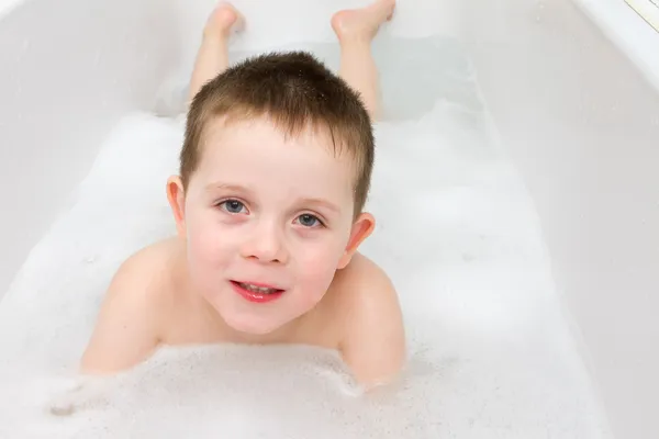 Kleiner Junge in der Badewanne — Stockfoto