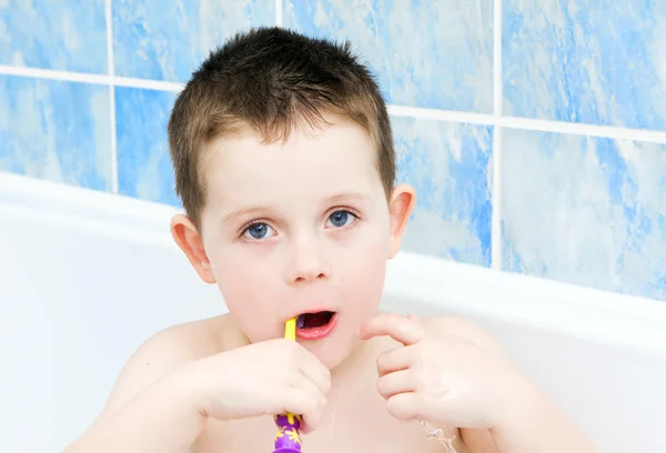 Little boy in the bath tub brushing his teeth — Stock Photo, Image