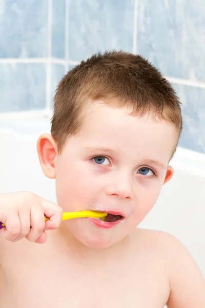 Kleiner Junge in der Badewanne beim Zähneputzen — Stockfoto