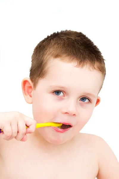 Маленький мальчик в ванной чистит зубы — стоковое фото